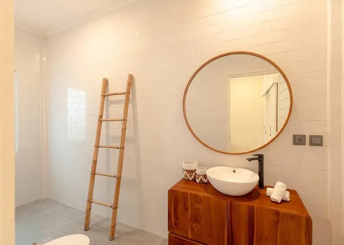 Beautifully Renovated 3 Private Ensuites Vakantiehuis *