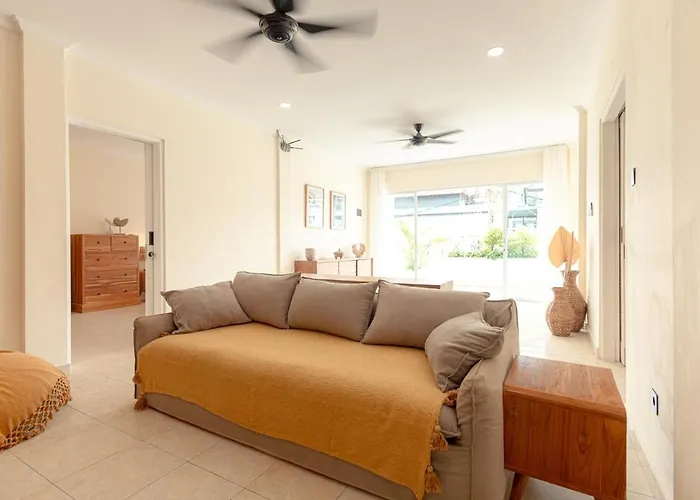 Beautifully Renovated 3 Private Ensuites Vakantiehuis