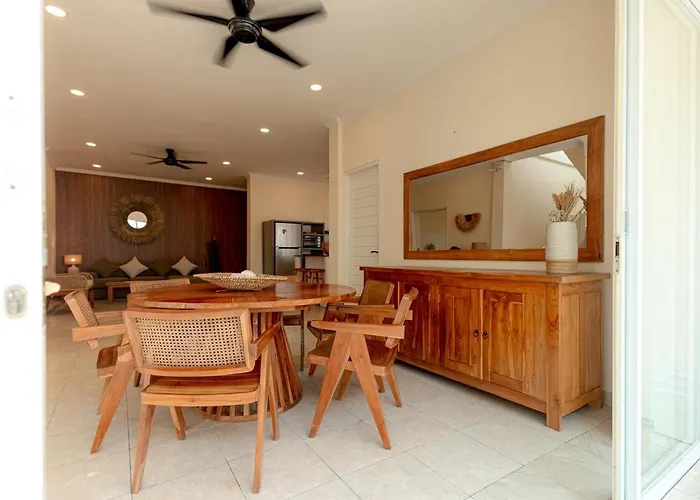 Vakantiehuis Beautifully Renovated 3 Private Ensuites Canggu